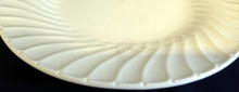 Lade das Bild in den Galerie-Viewer, SPEISETELLER - Porzellan, Wellenartig Einfärbiges Dekor