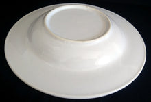 Lade das Bild in den Galerie-Viewer, 2er Set SUPPENTELLER - Keramik / Steingut, Rand Linien Gänse Blumen Blüten Schleife Korb Motiv Dekor