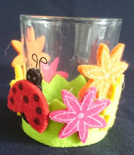 Lade das Bild in den Galerie-Viewer, 2er Set TEELICHTGLÄSER - Hartglas & Filz, Wiesenblumen Blüten Marienkäfer Motiv Dekor (G)