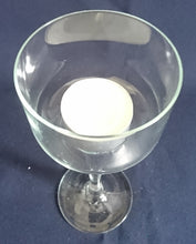 Lade das Bild in den Galerie-Viewer, TEELICHTGLAS - Hartglas, Stielglas Form Klares Dekor (G)