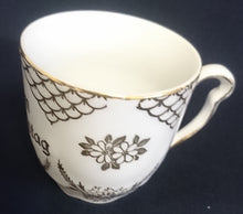 Lade das Bild in den Galerie-Viewer, TEETASSE "Zum Geburtstag" - Porzellan, Goldrand Luftballons Girlanden Blumenblüten Schriftzug Aufschrift Dekor