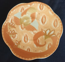 Lade das Bild in den Galerie-Viewer, UNTERTASSE - Porzellan, Perlmutt Effekt Abstrakt Flora Fauna Pflanzen Motiv Gewölbte Form Dekor