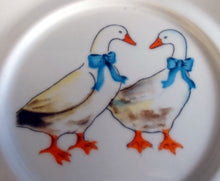 Lade das Bild in den Galerie-Viewer, 2er Set UNTERTASSEN "Porcelain Collection" - Porzellan, Ländliches Gänse Schleifen Motiv Dekor