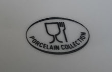 Lade das Bild in den Galerie-Viewer, 2er Set UNTERTASSEN "Porcelain Collection" - Porzellan, Ländliches Gänse Schleifen Motiv Dekor