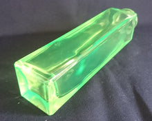 Lade das Bild in den Galerie-Viewer, BLUMENVASE - Press- / Hartglas, Rechteckige Flaschen Form Einfärbiges Dekor