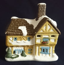 Lade das Bild in den Galerie-Viewer, WEIHNACHTSDEKORATION FACHWERKHAUS - Keramik / Steingut, Fachwerk Scheunen Haus Büsche Busch Schnee Dekor (G)