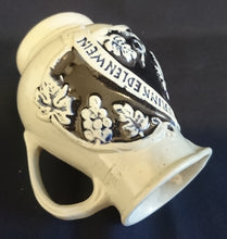 Lade das Bild in den Galerie-Viewer, WEINKRUG - Keramik / Steingut, Weintrauben -Blätter Schriftzug Dekor