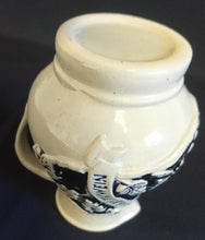 Lade das Bild in den Galerie-Viewer, WEINKRUG - Keramik / Steingut, Weintrauben -Blätter Schriftzug Dekor