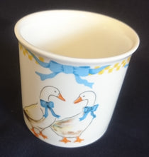 Lade das Bild in den Galerie-Viewer, 2er Set MILCHKÄNNCHEN & ZUCKERDOSE OHNE DECKEL "Porcelain Collection" - Porzellan, Ländliches Gänse Schleifen Motiv Dekor