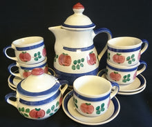 Lade das Bild in den Galerie-Viewer, KAFFEETASSE - Keramik / Steingut, "Ammerland Ceracron Sekunda" - Keramik / Steingut, Apfel Äpfel Zweige Blätter Linien Striche Balken Motiv Dekor