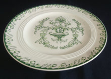 Lade das Bild in den Galerie-Viewer, 2er Set DESSERTTELLER "Sekunda Jeverland Reepsholt"- Porzellan, Relief Pflanzen Wappen Dekor