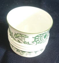 Lade das Bild in den Galerie-Viewer, 2er Set EIERBECHER "Sekunda Jeverland Reepsholt"- Porzellan, Relief Pflanzen Wappen Dekor