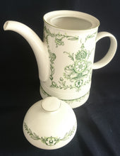 Lade das Bild in den Galerie-Viewer, KAFFEEKANNE MIT DECKEL "Sekunda Jeverland Reepsholt"- Porzellan, Relief Pflanzen Wappen Dekor