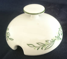 Lade das Bild in den Galerie-Viewer, BEHÄLTERDECKEL "Sekunda Jeverland Reepsholt"- Porzellan, Relief Pflanzen Wappen Dekor