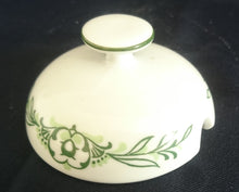 Lade das Bild in den Galerie-Viewer, BEHÄLTERDECKEL "Sekunda Jeverland Reepsholt"- Porzellan, Relief Pflanzen Wappen Dekor