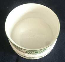 Lade das Bild in den Galerie-Viewer, ZUCKERDOSE OHNE DECKEL "Sekunda Jeverland Reepsholt"- Porzellan, Relief Pflanzen Wappen Dekor