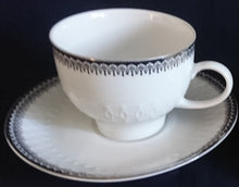 Lade das Bild in den Galerie-Viewer, 2er Set KAFFEETASSEN - Porzellan, Platinrand Abstrakter Geometrisches Muster Relief Dekor