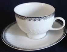 Lade das Bild in den Galerie-Viewer, KAFFEETASSE - Porzellan, Platinrand Abstrakter Geometrisches Muster Relief Dekor