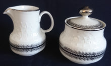 Lade das Bild in den Galerie-Viewer, ZUCKERDOSE MIT DECKEL - Porzellan, Platinrand Abstrakter Geometrisches Muster Relief Dekor