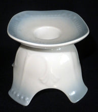 Lade das Bild in den Galerie-Viewer, KERZENSTÄNDER - Porzellan, Abstrakter Relief Rand Dekor (G)