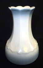 Lade das Bild in den Galerie-Viewer, BLUMENVASE - Porzellan, Abstrakt Dekor