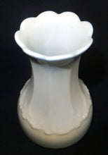 Lade das Bild in den Galerie-Viewer, BLUMENVASE - Porzellan, Abstrakt Dekor