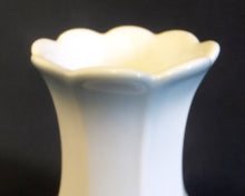 Lade das Bild in den Galerie-Viewer, BLUMENVASE - Porzellan, Abstrakt Dekor