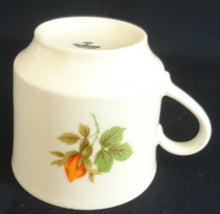 Lade das Bild in den Galerie-Viewer, KAFFEETASSE - Porzellan, Flora Blumen Blüten Rosen Knospen Pflanzen Motiv Dekor