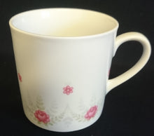 Lade das Bild in den Galerie-Viewer, KAFFEETASSE - Porzellan, Flora Ranken Blumen Blüten Pflanzen Blatt Blätter Motiv Dekor