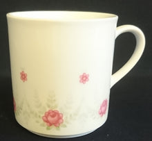 Lade das Bild in den Galerie-Viewer, KAFFEETASSE - Porzellan, Flora Ranken Blumen Blüten Pflanzen Blatt Blätter Motiv Dekor