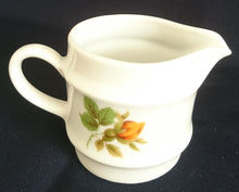 Lade das Bild in den Galerie-Viewer, MILCHKÄNNCHEN - Porzellan, Flora Pflanzen Rosenblumen Blüten Motiv Relief Rand Dekor