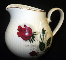 Lade das Bild in den Galerie-Viewer, MILCHKÄNNCHEN - Porzellan, Goldrand Rosen Linien Striche Relief Motiv Dekor