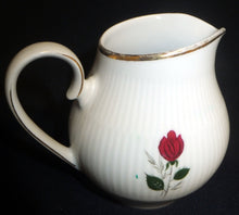 Lade das Bild in den Galerie-Viewer, MILCHKÄNNCHEN - Porzellan, Goldrand Rosen Linien Striche Relief Motiv Dekor