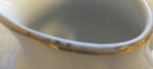 Lade das Bild in den Galerie-Viewer, MILCHKÄNNCHEN - Porzellan, Goldrand Rosen Linien Striche Relief Motiv Dekor