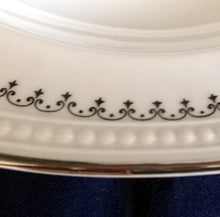 Lade das Bild in den Galerie-Viewer, 2er Set SUPPENTELLER - Porzellan, Platinrand Abstrakter Geometrisches Muster Relief Dekor