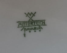 Lade das Bild in den Galerie-Viewer, 2er Set SUPPENTELLER - Porzellan, Platinrand Abstrakter Geometrisches Muster Relief Dekor