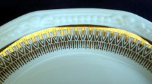 Lade das Bild in den Galerie-Viewer, UNTERTASSE - Porzellan, Goldrand Abstrakt Geometrisches Linien Muster Relief Motiv Dekor