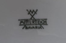 Lade das Bild in den Galerie-Viewer, 2er Set UNTERTASSEN - Porzellan, Platinrand Abstrakter Geometrisches Muster Relief Dekor