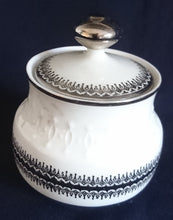 Lade das Bild in den Galerie-Viewer, 3er Set MILCHKÄNNCHEN & ZUCKERDOSE MIT DECKEL - Porzellan, Platinrand Abstrakter Geometrisches Muster Relief Dekor