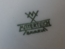 Lade das Bild in den Galerie-Viewer, 3er Set MILCHKÄNNCHEN & ZUCKERDOSE MIT DECKEL - Porzellan, Platinrand Abstrakter Geometrisches Muster Relief Dekor