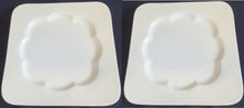 Lade das Bild in den Galerie-Viewer, 2er Set SPEISETELLER - Keramik / Steingut, Quadratische Blütenartige Form