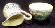 Lade das Bild in den Galerie-Viewer, 22 Teiliges KAFFEESERVICE "Country Life" - Keramik / Steingut (Fine Staffordshire Ware), Englisches Landleben Scenen Motiv Dekor, Hand graviert