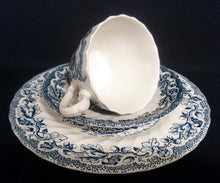 Lade das Bild in den Galerie-Viewer, UNTERTASSE "Country Life" - Keramik / Steingut (Fine Staffordshire Ware), Englisches Landleben Scenen Motiv Dekor, Hand graviert