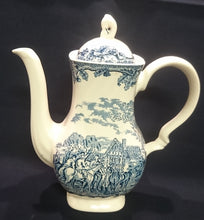 Lade das Bild in den Galerie-Viewer, 4er Set KAFFEEKANNE MIT DECKEL / MILCHKÄNNCHEN / ZUCKERSCHALE "Country Life" - Keramik / Steingut (Fine Staffordshire Ware), Englisches Landleben Scenen Motiv Dekor, Hand graviert