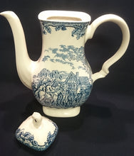 Lade das Bild in den Galerie-Viewer, KAFFEEKANNE MIT DECKEL "Country Life" - Keramik / Steingut (Fine Staffordshire Ware), Englisches Landleben Scenen Motiv Dekor, Hand graviert