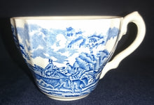 Lade das Bild in den Galerie-Viewer, KAFFEETASSE "Country Life" - Keramik / Steingut (Fine Staffordshire Ware), Englisches Landleben Scenen Motiv Dekor, Hand graviert