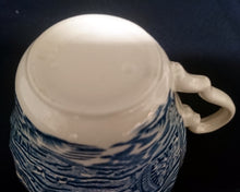 Lade das Bild in den Galerie-Viewer, 2er Set KAFFEETASSEN "Country Life" - Keramik / Steingut (Fine Staffordshire Ware), Englisches Landleben Scenen Motiv Dekor, Hand graviert