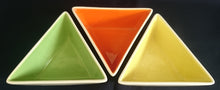Lade das Bild in den Galerie-Viewer, DESSERTSCHALE "Villa Loca" - Keramik / Steingut, Zweifärbiges Dreieckige Form Design Dekor