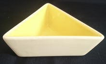 Lade das Bild in den Galerie-Viewer, DESSERTSCHALE "Villa Loca" - Keramik / Steingut, Zweifärbiges Dreieckige Form Design Dekor