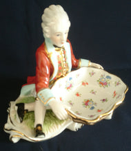 Lade das Bild in den Galerie-Viewer, SAMMELFIGUR "Mann / Buttler / Kavalier mit großer Schale" - Porzellan, Barock Motiv Form Dekor